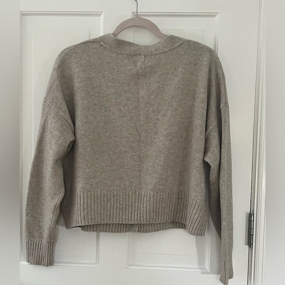 GAP Soft Oatmeal VNeck ButtonUp Cardigan Size Large - Picture 2 of 6